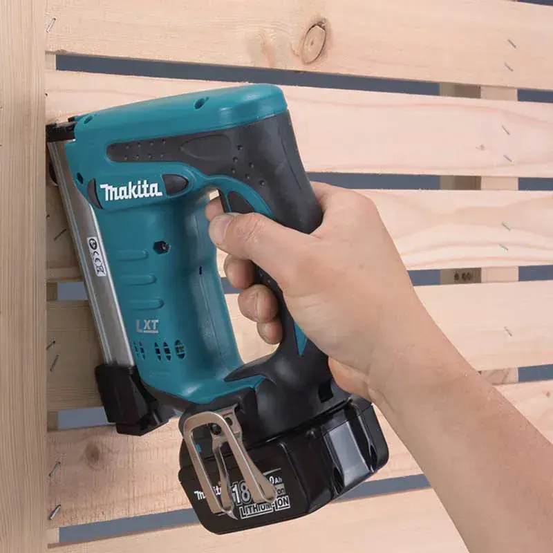 Makita DST221